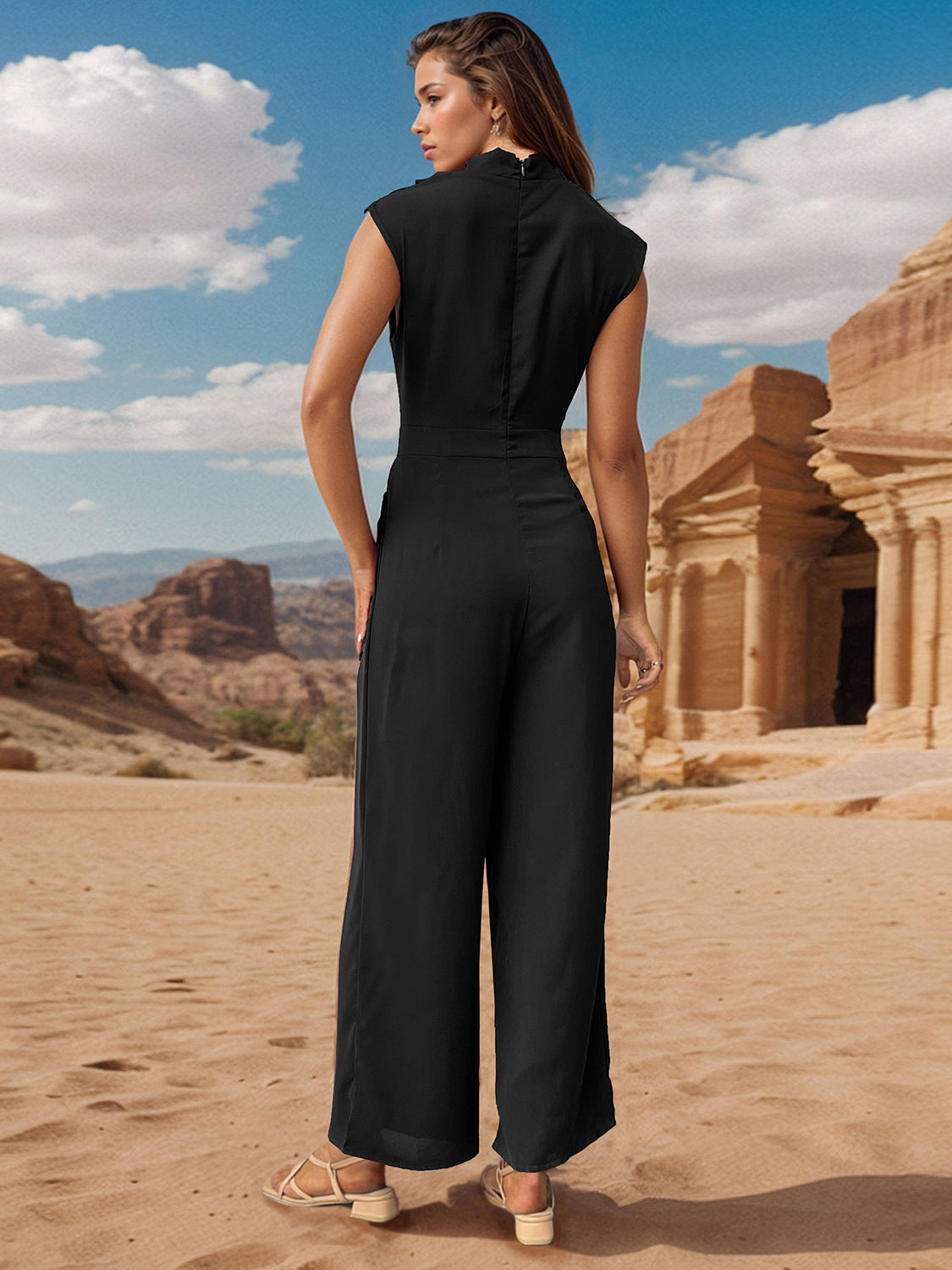 Ärmelloser Jumpsuit mit gerüschtem Rollkragen